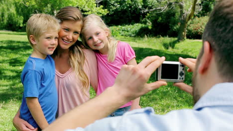 madre y sus hijos posan para una foto tomada por el padre