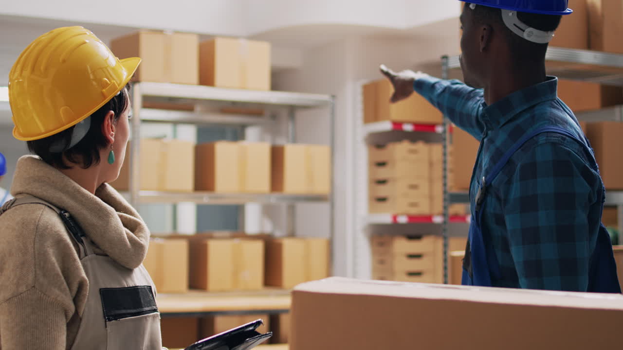 trabajadores del almacén discutiendo el inventario