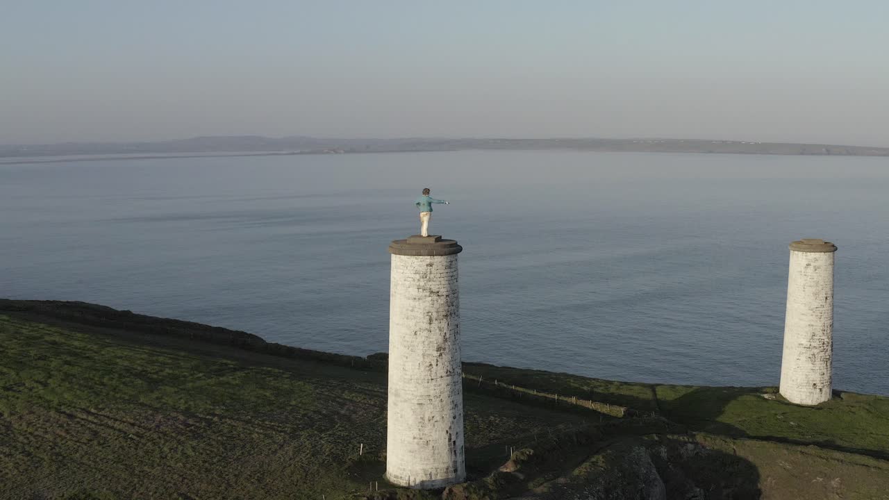 удаляющаяся антенна памятника металлическому человеку башня маяка, трамор ирл