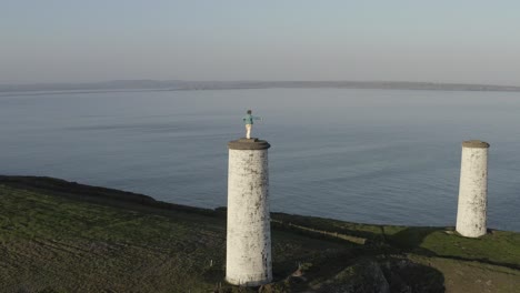 Antena-En-Retirada-De-La-Torre-De-Baliza-Del-Monumento-Del-Hombre-De-Metal,-Tramore-Irl