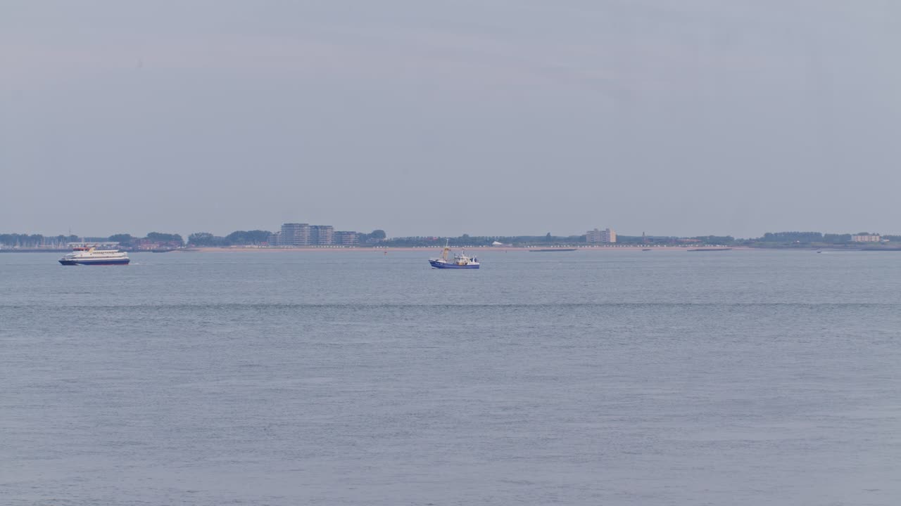 배 배 배는 지평선 풍경 관점과 함께 바다 물을 항해하는 선박입니다.