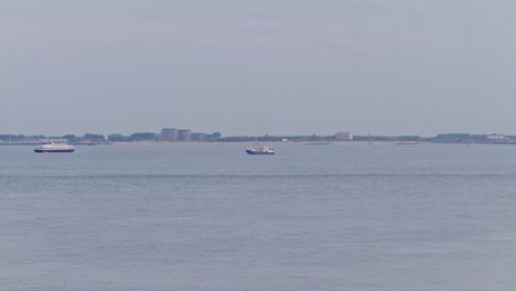 Schiffe,-Boote,-Schiffe,-Die-Auf-Dem-Meer-Mit-Horizontlandschaftsaussicht-Fahren