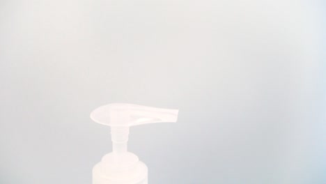 aplicar desinfectante para las manos con guantes