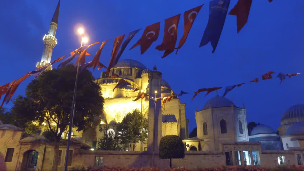 터키 이스탄불에 있는 세하즈드 모스크가 황혼에