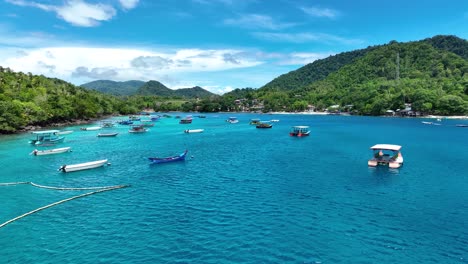 Impresionantes-Vistas-Aéreas,-Barcos-De-Madera-Hechos-A-Mano,-Monumentos-Indonesios