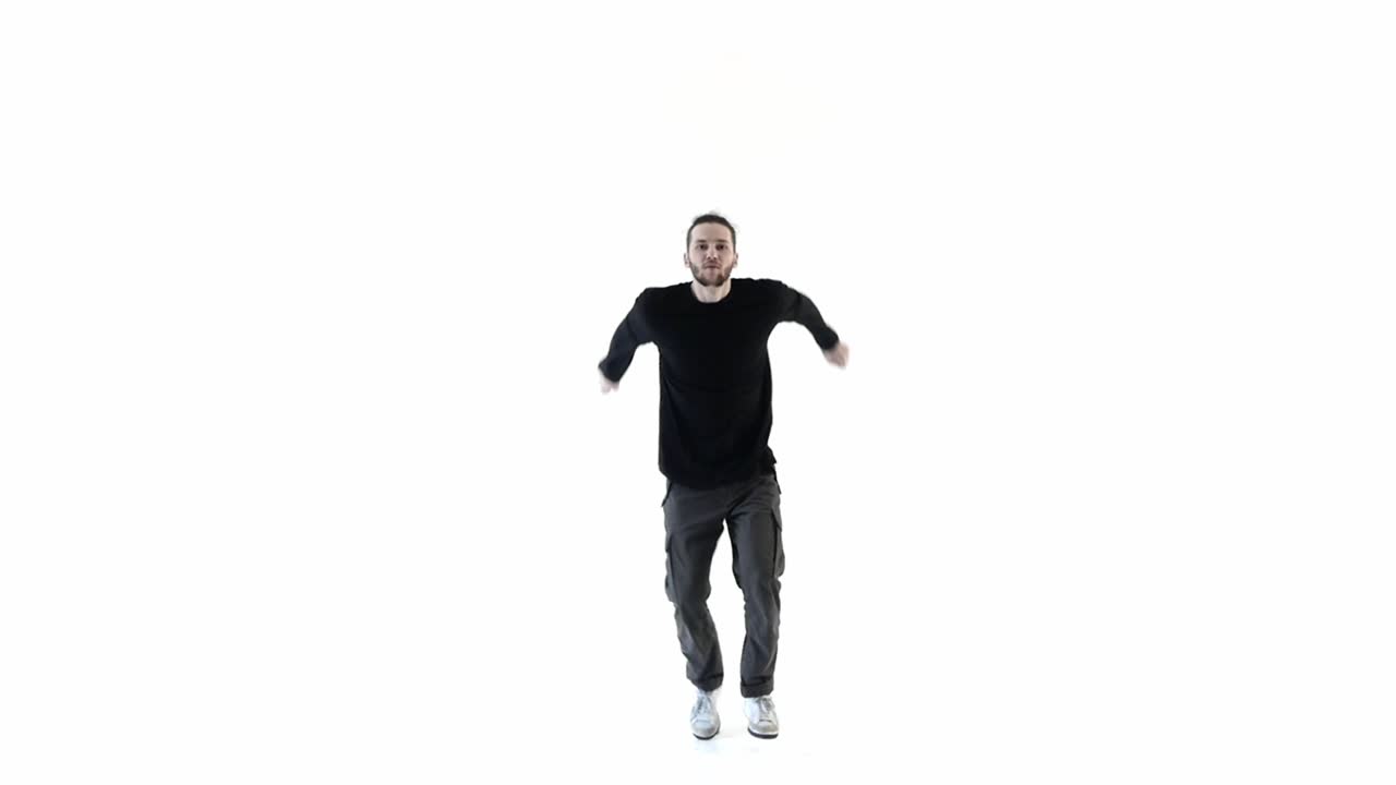 Energico ballerino che esegue salti e spaccate su sfondo bianco