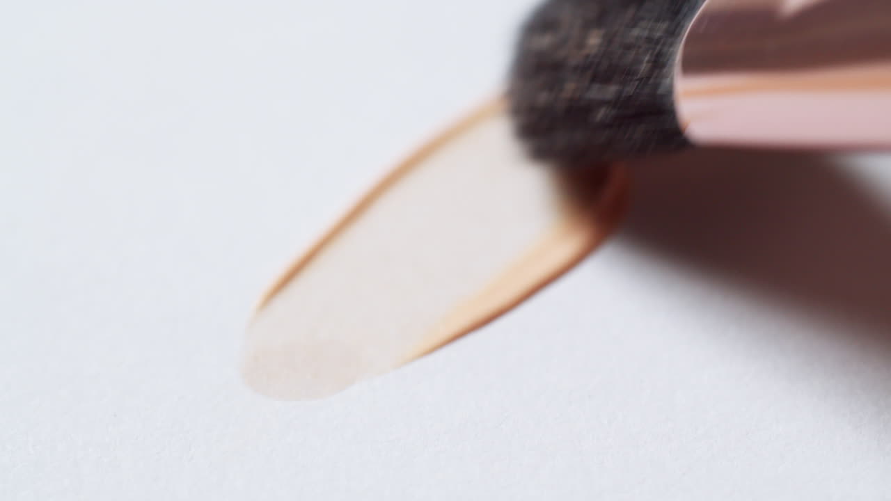 깨 ⁇  한  ⁇ 색 팔레트 보드 에 메이크업 파운데이션 한 층 을  ⁇ 어 그 질감 과 톤 을 확인 한다