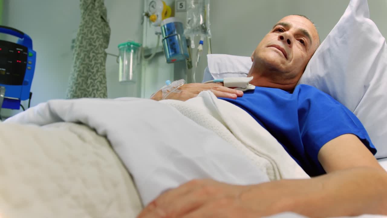 paciente masculino relajándose en la sala en el hospital 4k
