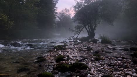 Dies-Ist-Eine-4k-aufnahme-Des-Wunderschönen-Flusses-Radovna-In-Slowenien