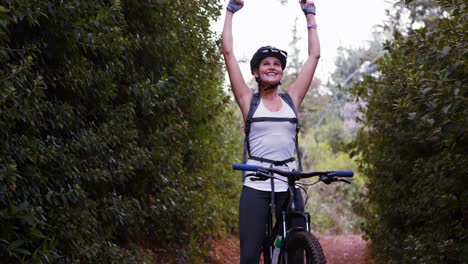 Female-cyclist-standing-with-mountain-bike