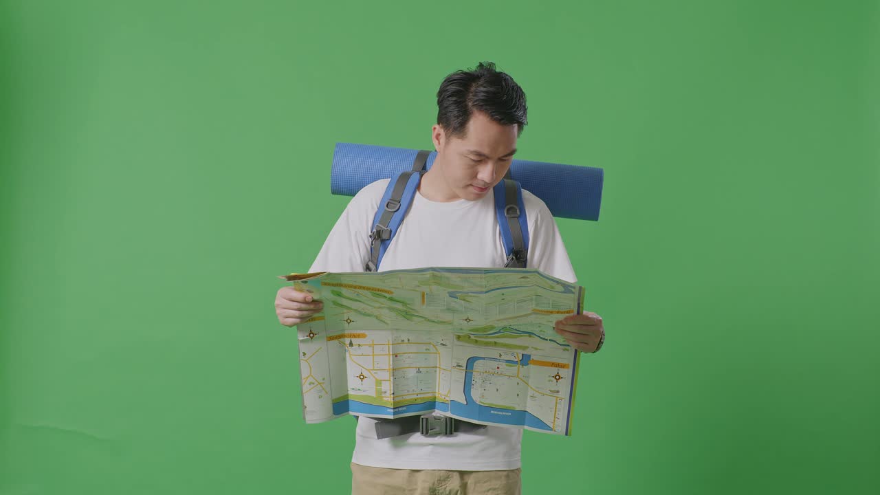 hombre mirando el mapa con la mochila