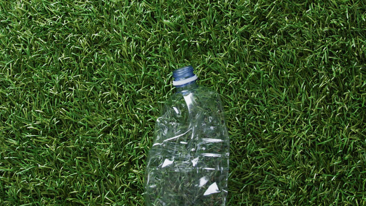 잔디 배경 에 있는 플라스틱 병 쓰레기 의 클로즈업, 복사 공간