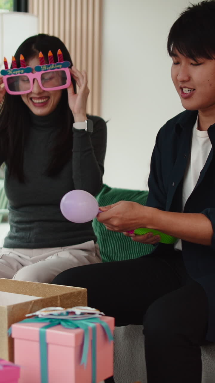 友人と誕生日を祝ってプレゼントを開ける様子