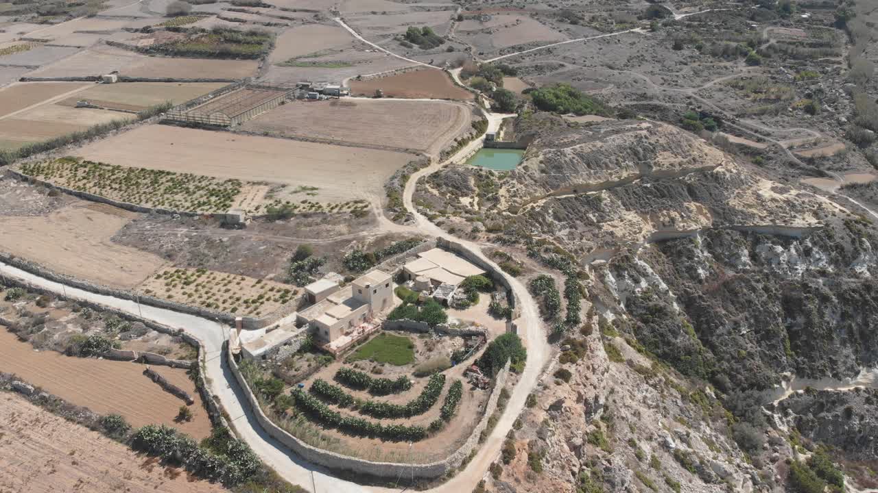 video aéreo de drones del oeste de malta, área de mgarr, bahía de fomm ir-rih
