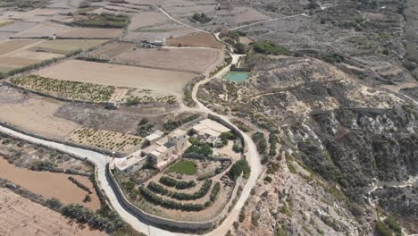 video aéreo de drones del oeste de malta, área de mgarr, bahía de fomm ir-rih