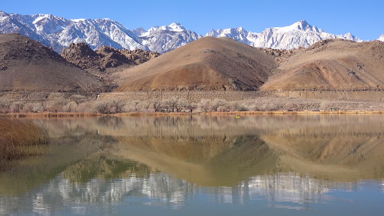 los kayakistas disfrutan de un hermoso día en la base de mt whitney y las montañas de sierra nevada cerca de lone pine california 1