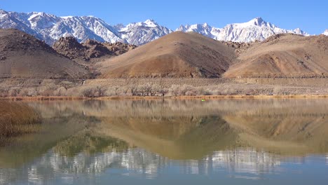 Kajakfahrer-Genießen-Einen-Schönen-Tag-Am-Fuße-Des-Mount-Whitney-Und-Der-Sierra-Nevada-In-Der-Nähe-Von-Lone-Pine-California-1