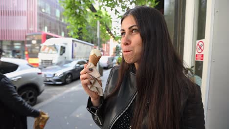 Mujer-Caucásica-De-Pelo-Largo-Y-Oscuro-Comiendo-Pantalla-De-Hielo