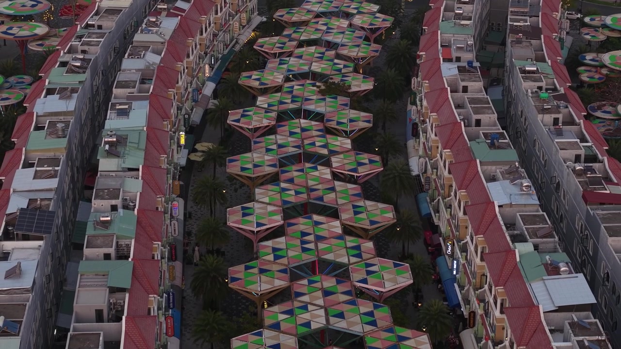 Ripresa con drone del lungomare e dei condomini sull'isola di Phu Quoc, Complesso Grand World Residences, Vietnam.