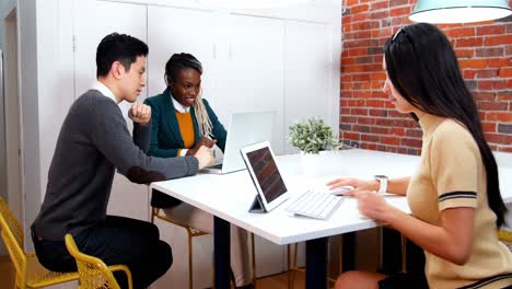 Business-executives-working-at-desk