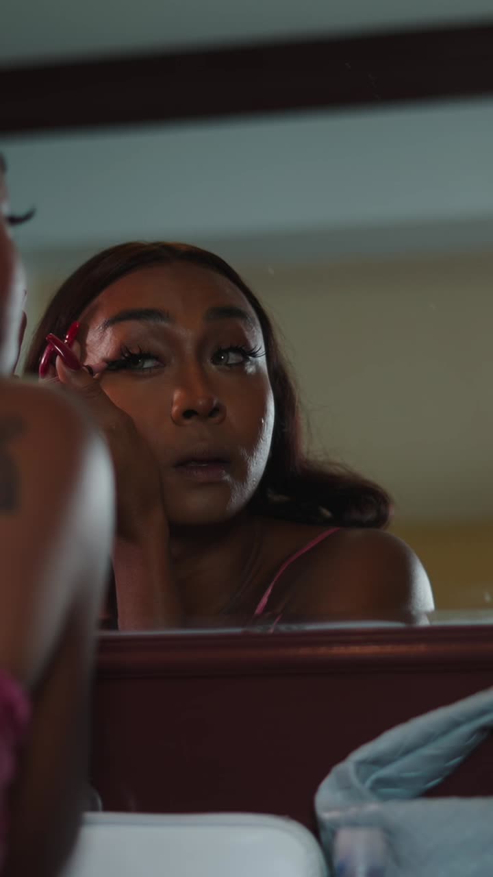Donna che si trucca allo specchio