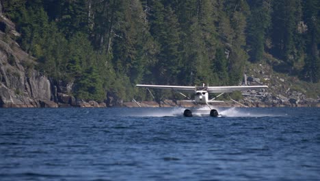 Hidroavión-Despegando-Del-Paisaje-Marino-En-Columbia-Británica,-Canadá