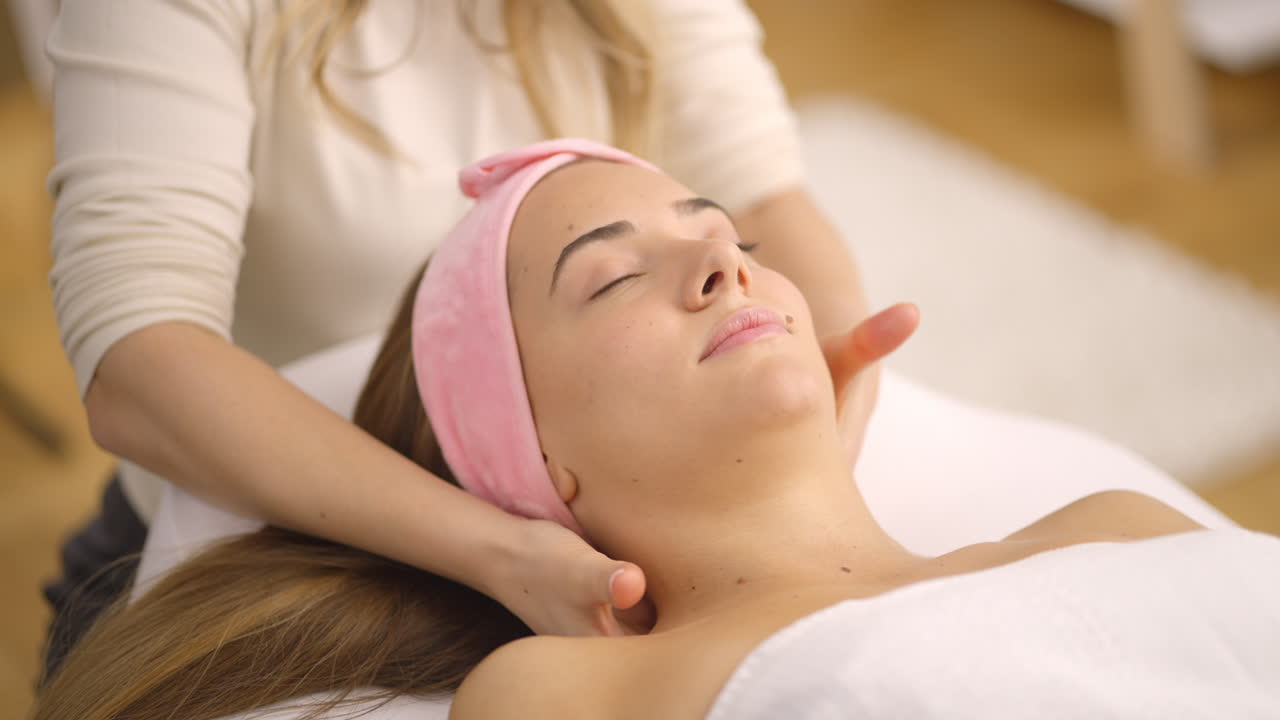 mujer recibiendo un masaje facial