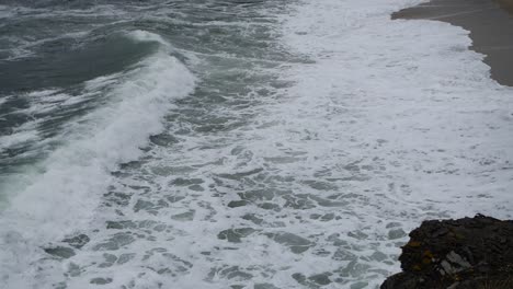 Cámara-Lenta-De-Olas-Que-Viajan-A-La-Playa,-Tomadas-Desde-Una-Vista-Lateral