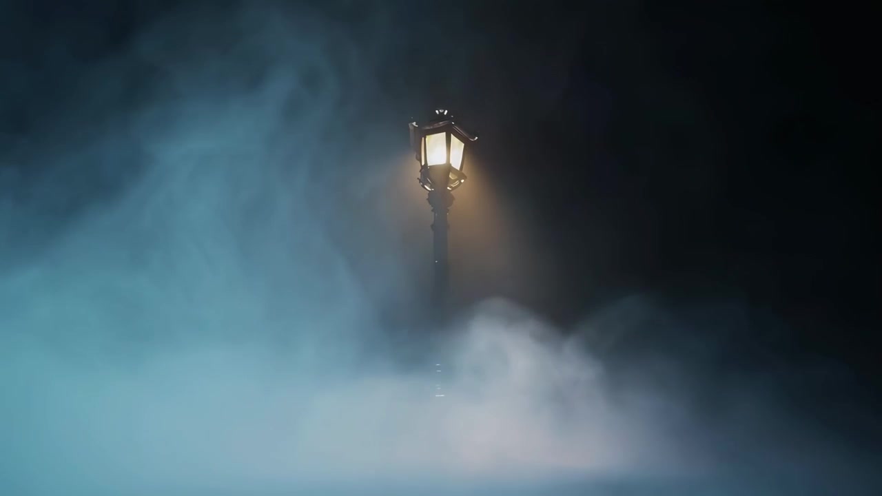 Scene notturne misteriose con nebbia, alberi spogli e lampione