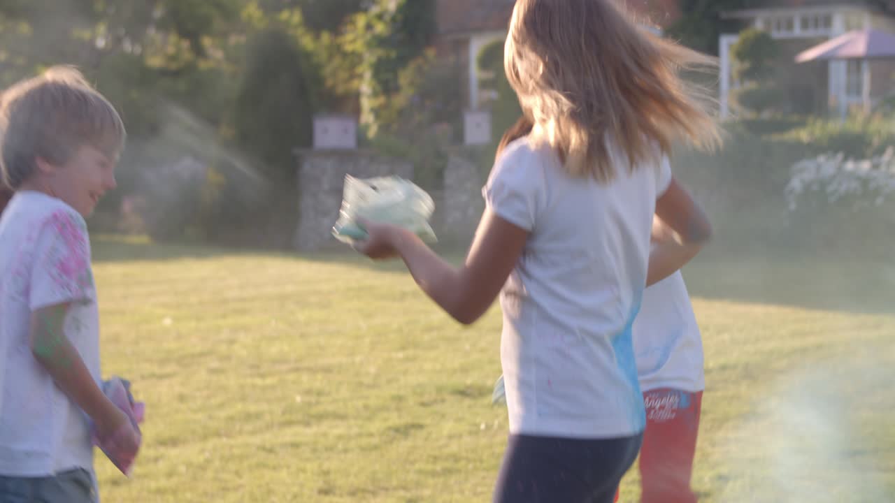 niños celebrando el festival de holi con una fiesta de pintura