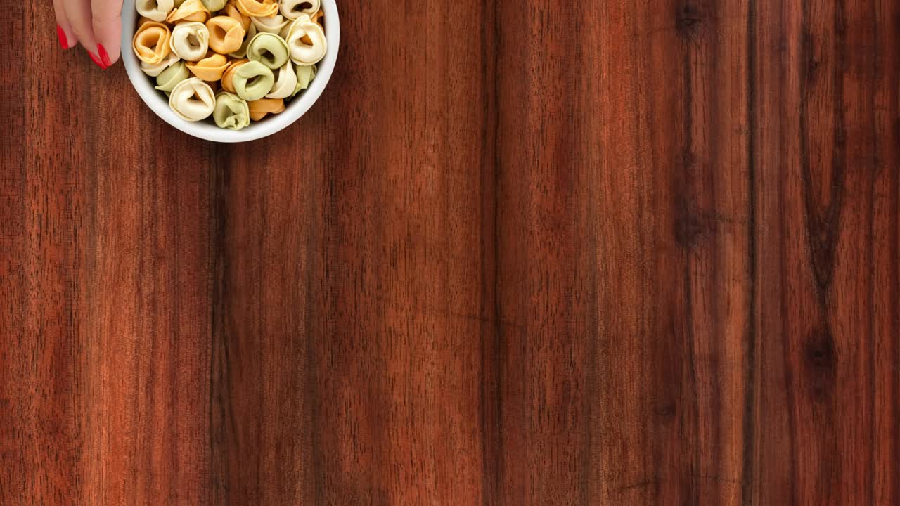 ofreciendo pasta de tortellini de muchos colores