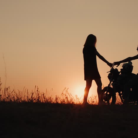 Die-Silhouette-Eines-Mannes-Auf-Einem-Motorrad,-Der-Den-Sonnenuntergang-Bewundert-1
