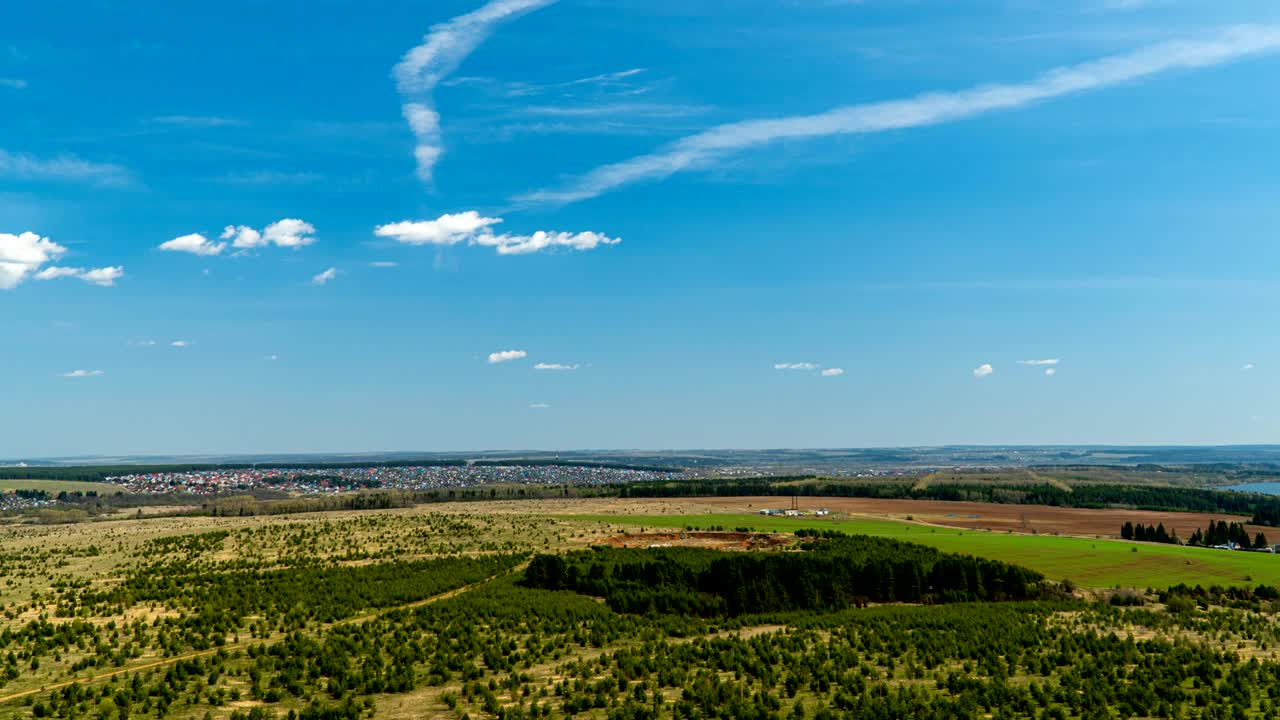 video aéreo de un hermoso paisaje de verano, volando sobre el terreno plano, lapso de tiempo, hermoso panorama de verano desde la vista de un pájaro, bucle de video