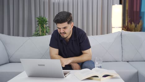 joven viendo cosas descontentas y asquerosas en la computadora portátil.