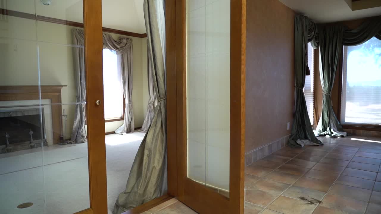 recorre el interior de una enorme y elegante casa de madera.