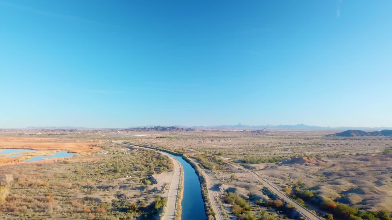 길라 관개 운하와 미트리 호수의 고지대 습지 - 유마 애리조나의 광각 조감도