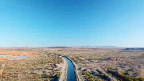 Vista-Aérea-De-Gran-Angular-Del-Canal-De-Riego-De-Gila-Y-El-Pantano-De-Tierras-Altas-Del-Lago-Mittry---Yuma-Arizona