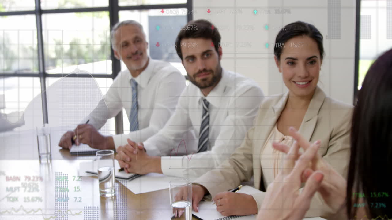 animación del procesamiento de datos estadísticos sobre diversos empresarios en una sala de reuniones en la oficina