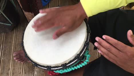 hombre de la isla del pacífico toca la música del tambor