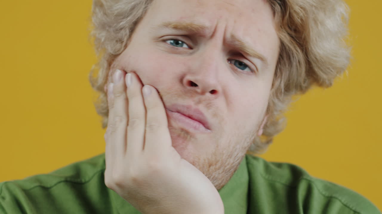 Uomo con mal di denti