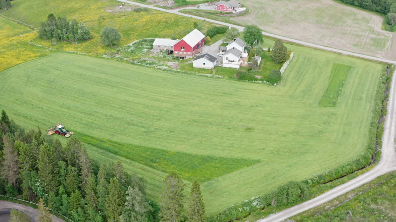 낮 에 농업  ⁇  에서 일 하는 트랙터 의 공중 사진 - 드론 촬영