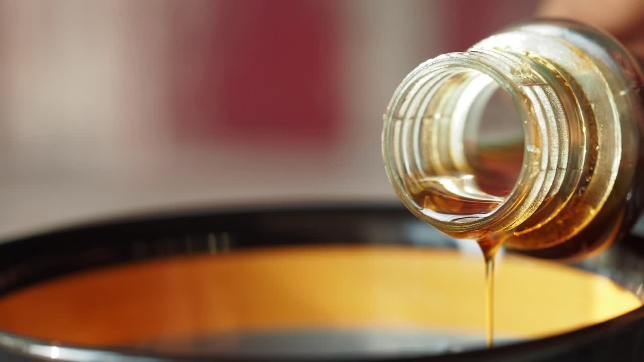 유리 병 에서 그 에 어두운 갈색 의 액체 를 부어 넣는 것