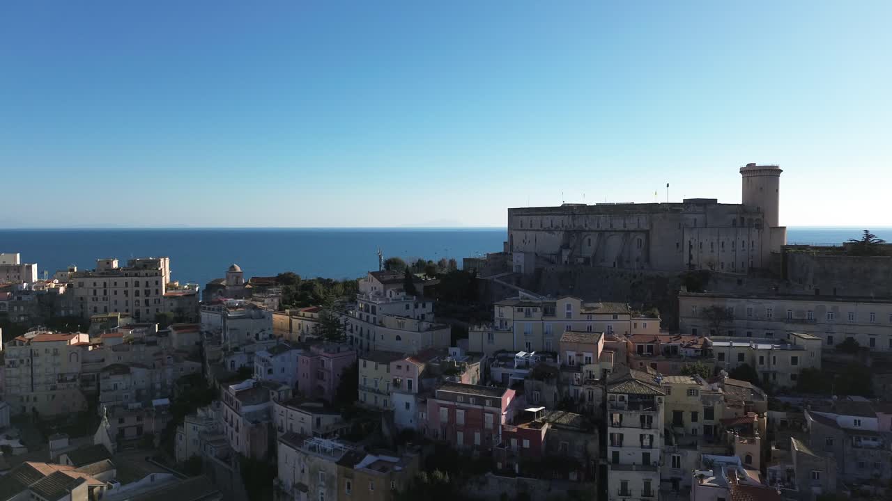 panorámica aérea que establece el ascenso de gaeta, lazio, mostrando los edificios históricos de la ciudad costera y el encanto de la costa