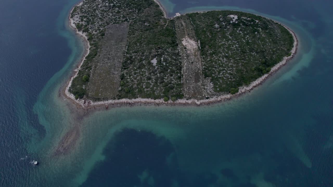 Modrá plachetnice plující po Jaderském moři za západu slunce, Galešnjak, Zadar, Chorvatsko