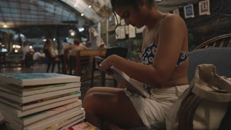 una joven pintora callejera en la india prepara su trabajo para vender al lado de la carretera