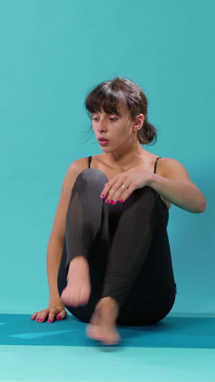 mujer practicando la postura de yoga