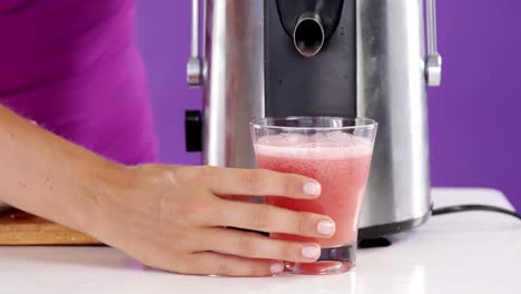 mujer preparando un batido