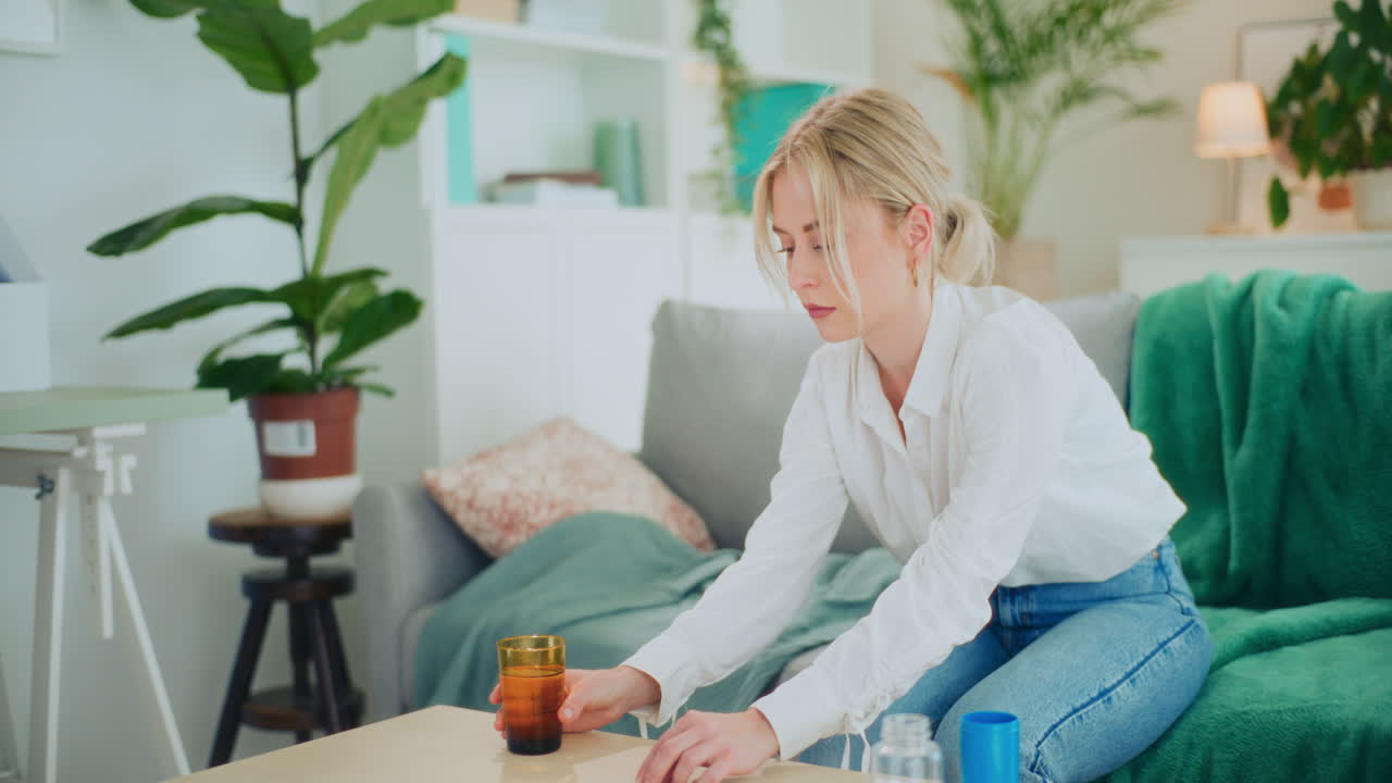 девочка принимает антидепрессантные таблетки.