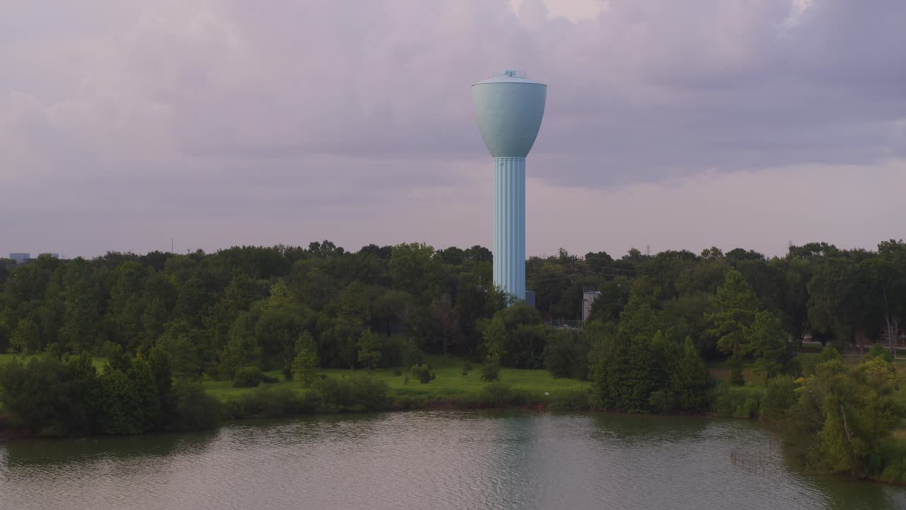 Drohnenansicht von Brays Bayou und dem hellblauen Wasserturm in Alief, Houston.