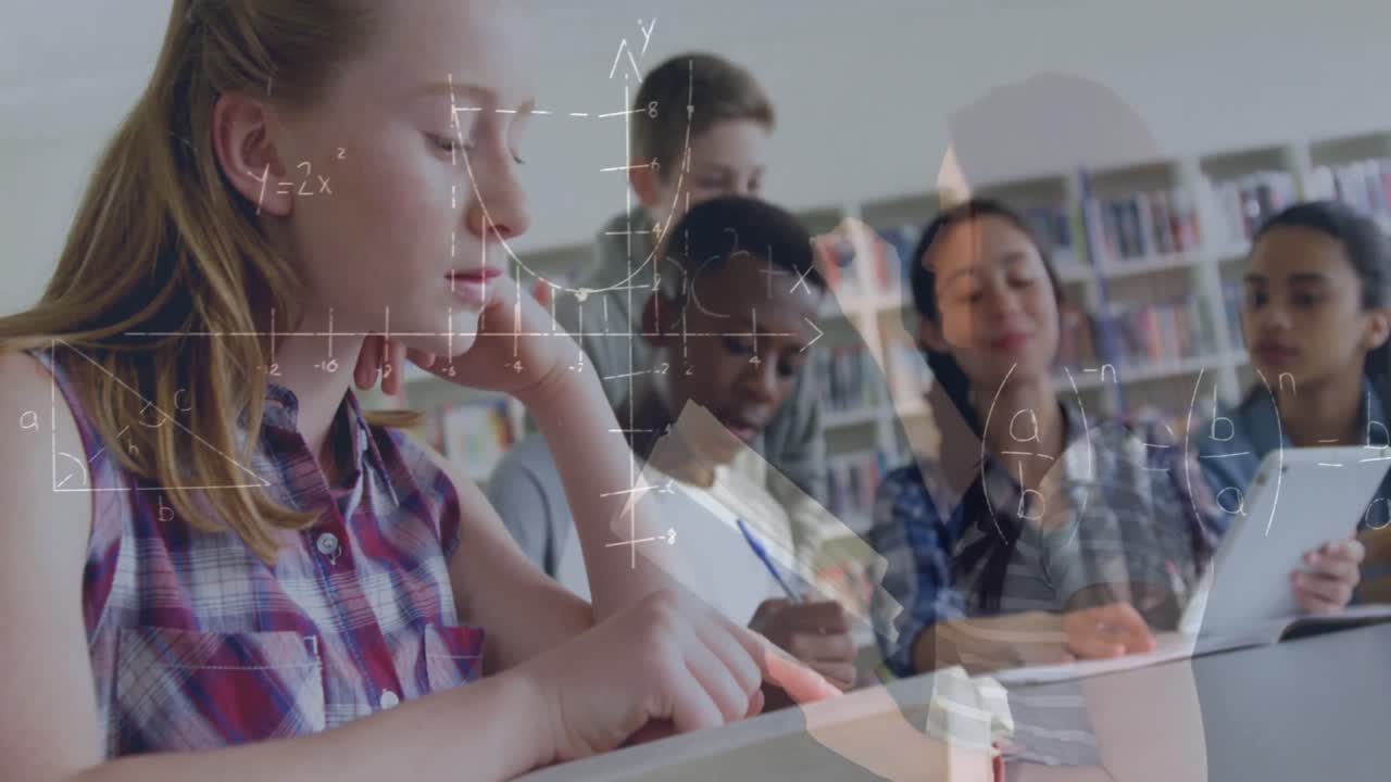 animación de ecuaciones matemáticas sobre niños en edad escolar usando tableta en el aula